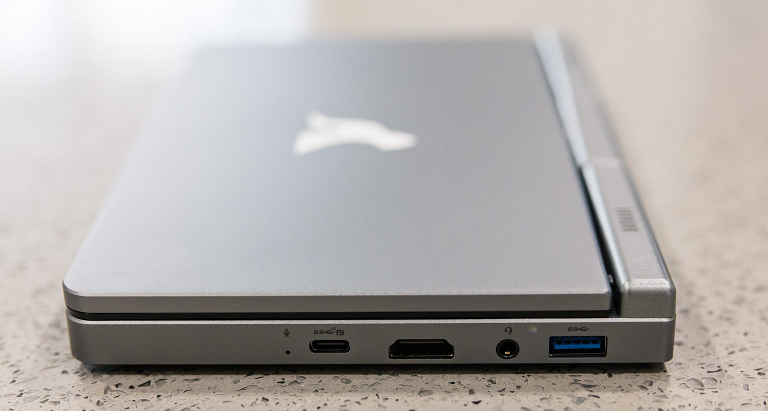 P8 mini-laptop right side view